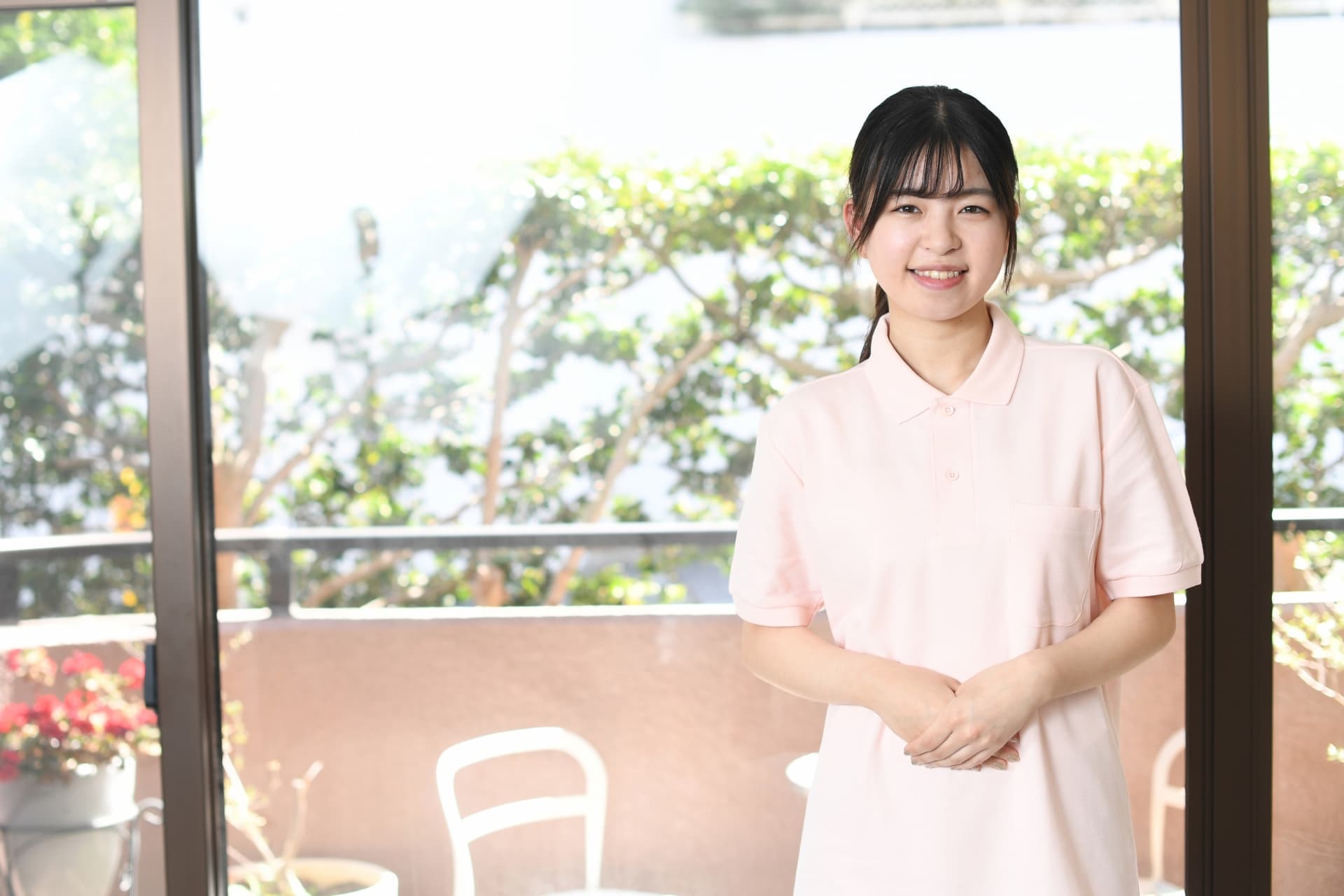 笑顔で対応する女性スタッフ