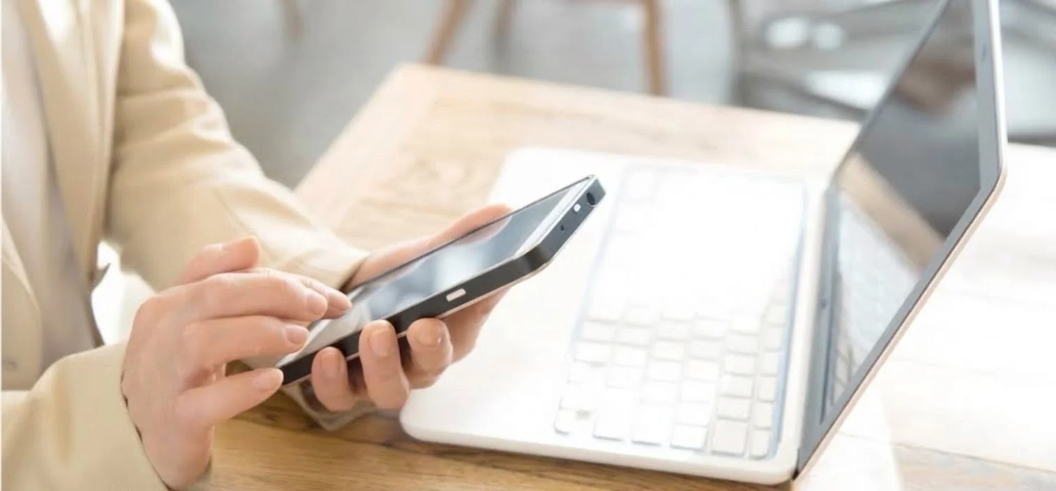 スマートフォンとパソコンでオンライン診療を相談する様子